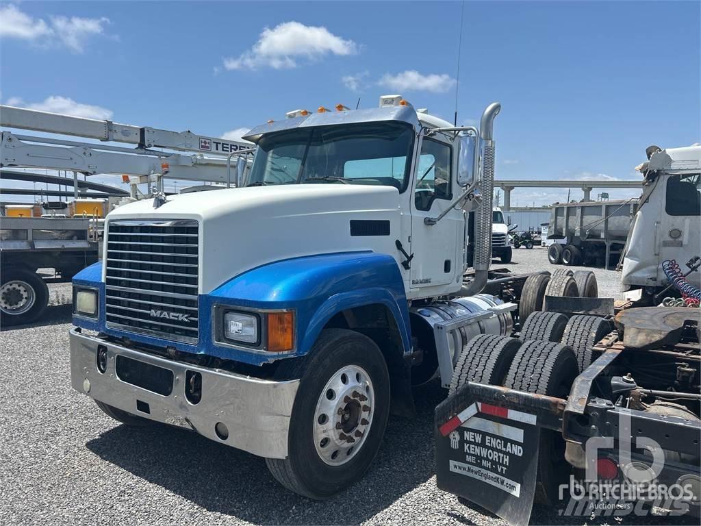 Mack CHU613 Chassis met cabine