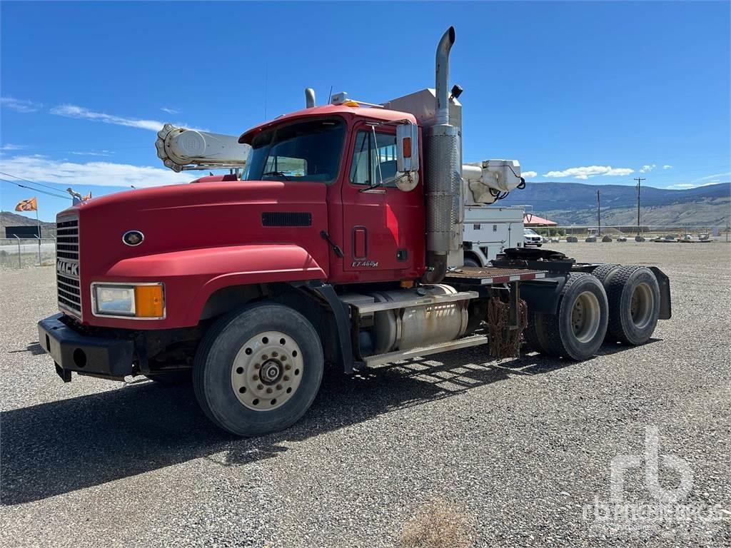 Mack CL713 Trekkers
