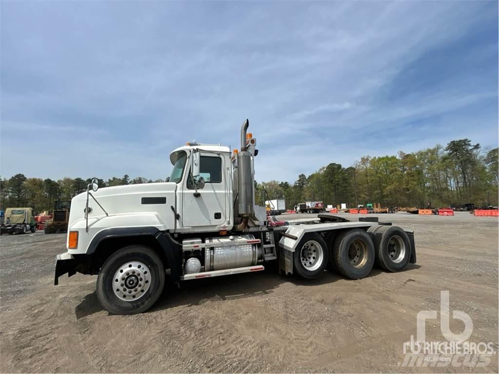 Mack CL733 Trekkers