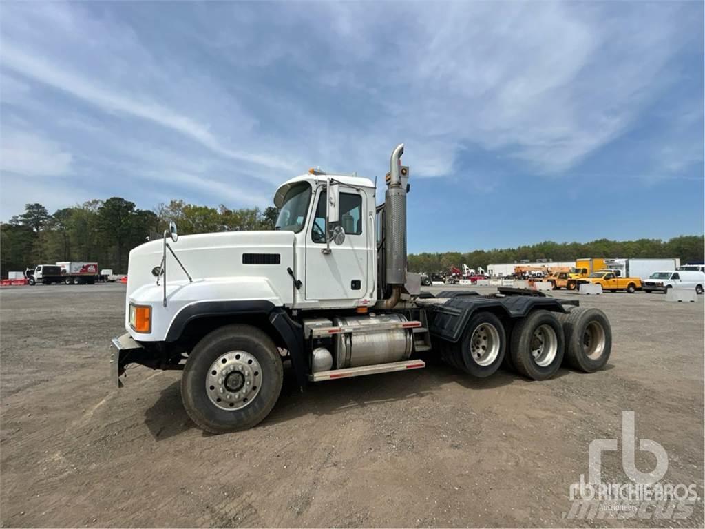 Mack CL733 Trekkers