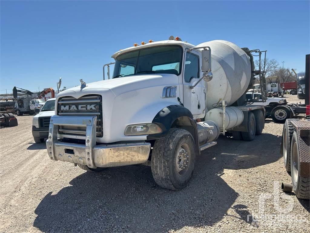 Mack CPT713 Betonmixers en pompen