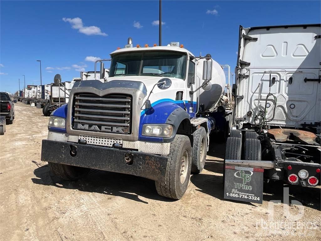 Mack CPT713 Betonmixers en pompen
