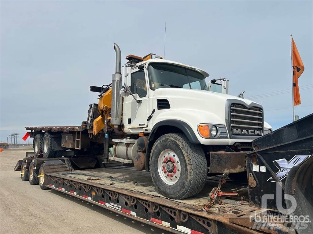 Mack CV713 Vlakke laadvloer met kraan