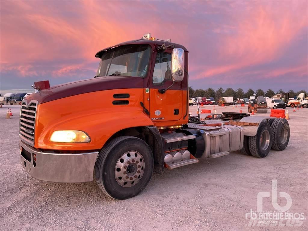 Mack CXU613 Trekkers