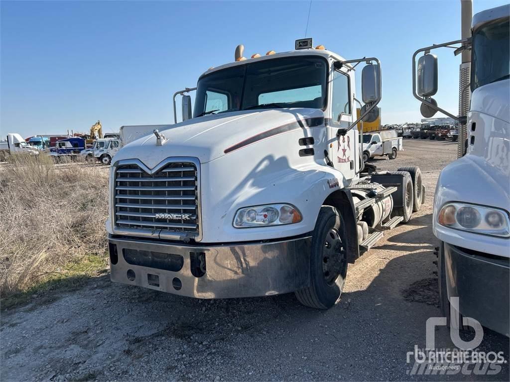 Mack CXU613 Trekkers