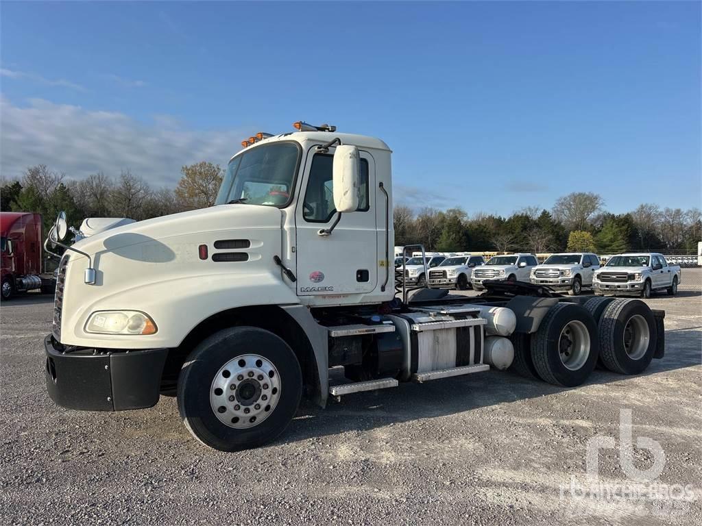 Mack CXU613 Trekkers