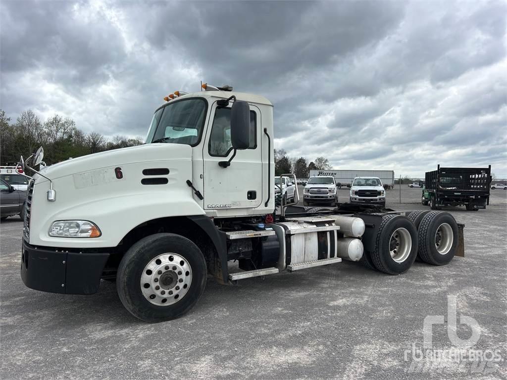Mack CXU613 Trekkers