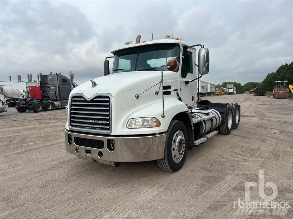 Mack CXU613 Trekkers