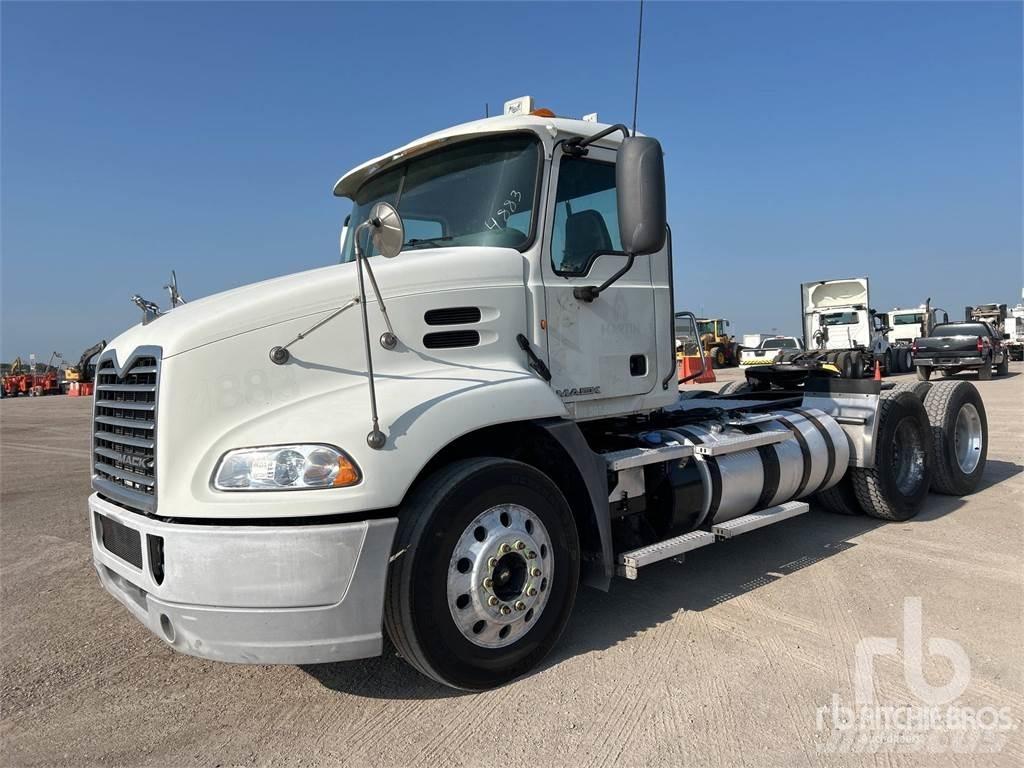 Mack CXU613 Trekkers