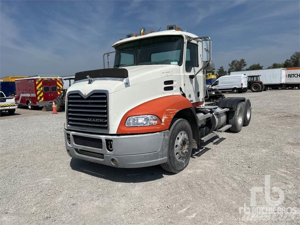 Mack CXU613 Trekkers