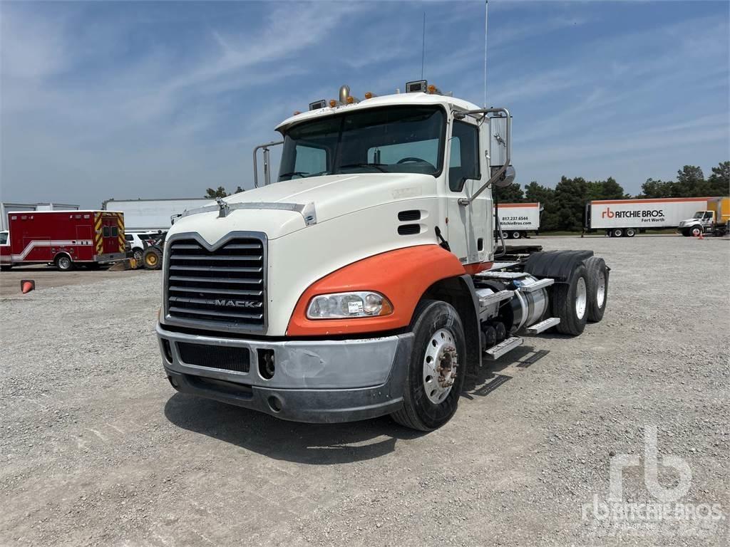 Mack CXU613 Trekkers