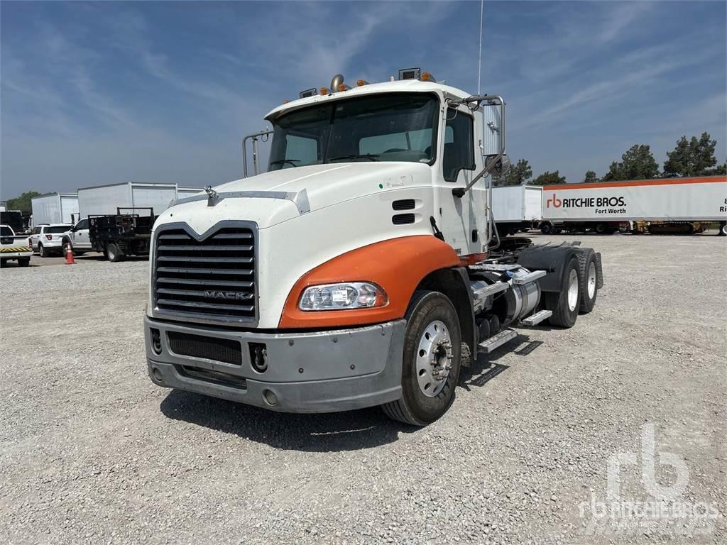 Mack CXU613 Trekkers