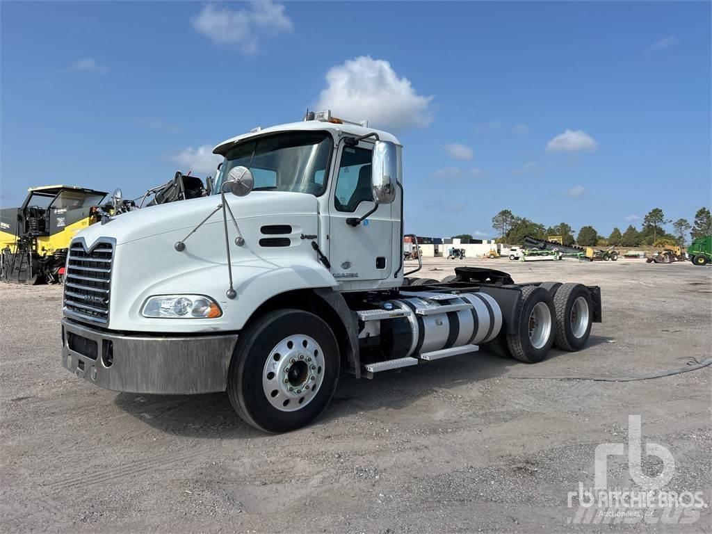 Mack CXU613 Trekkers