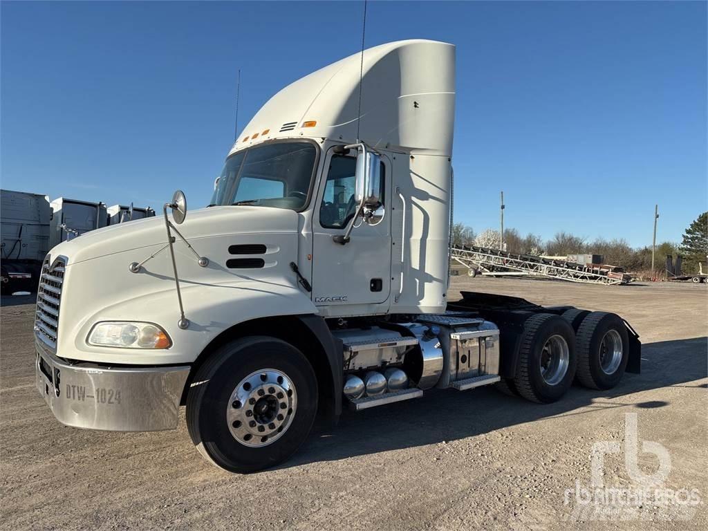 Mack CXU613 Trekkers