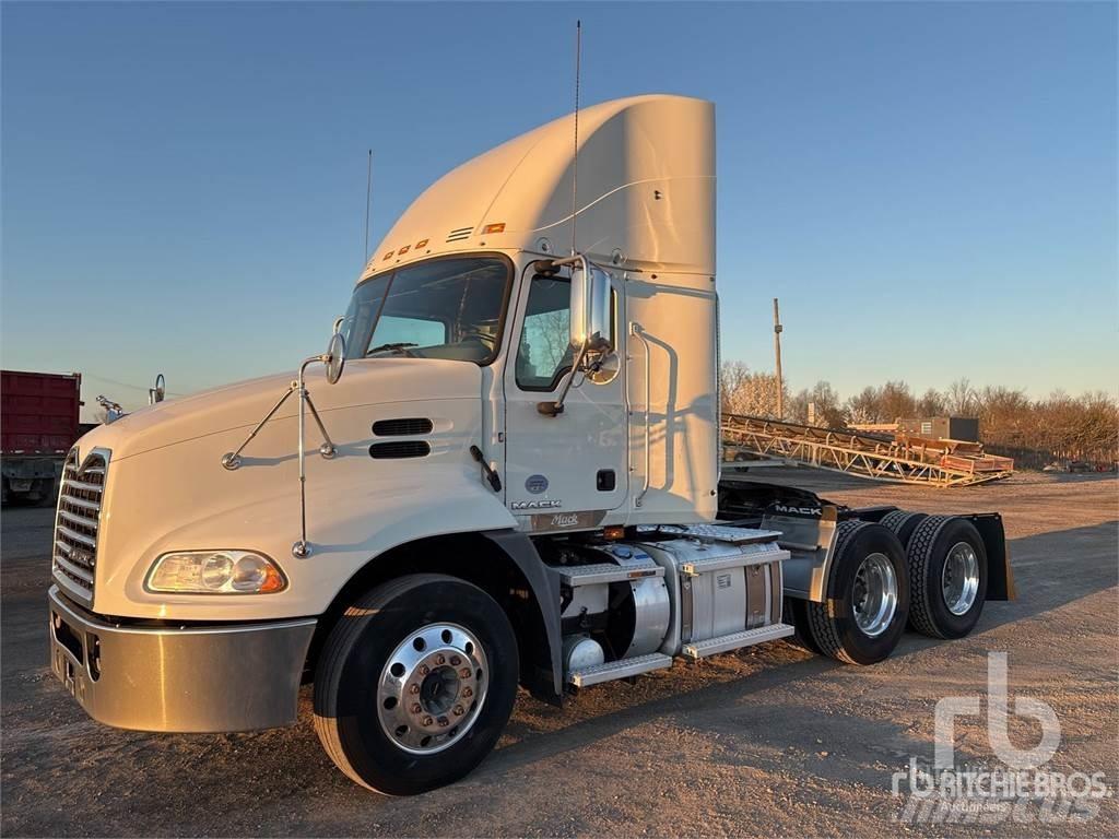 Mack CXU613 Trekkers
