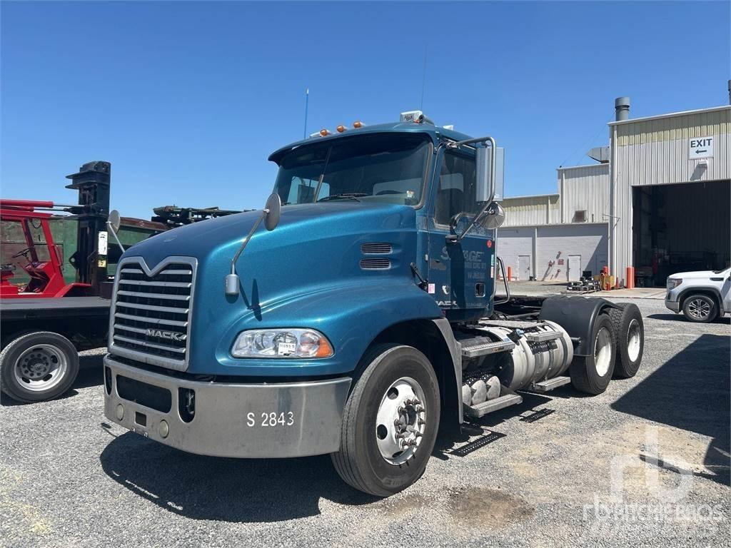 Mack CXU613 Trekkers