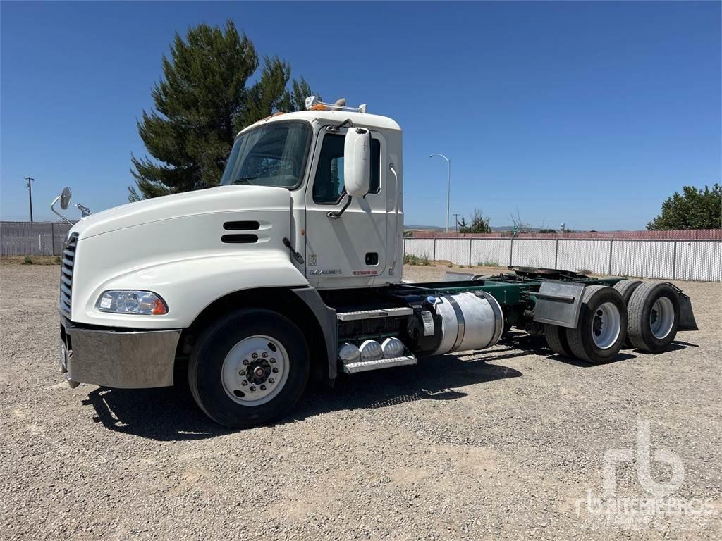 Mack CXU613 Trekkers