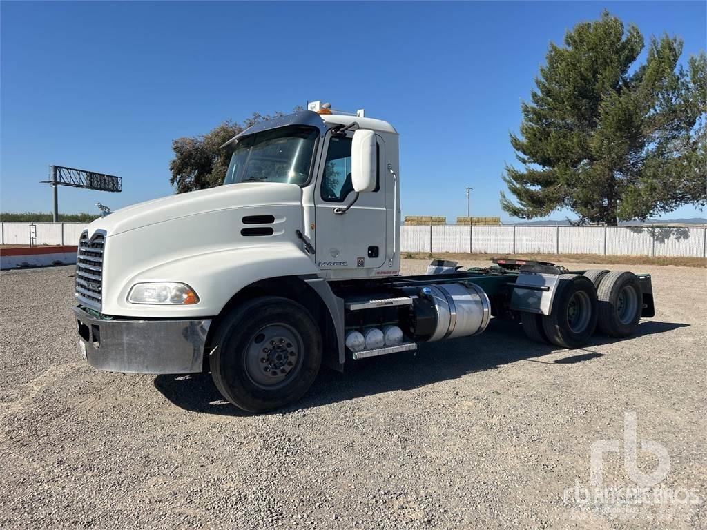 Mack CXU613 Trekkers
