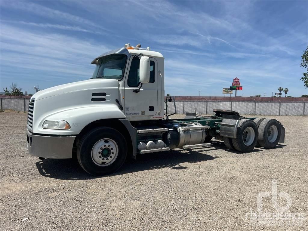 Mack CXU613 Trekkers
