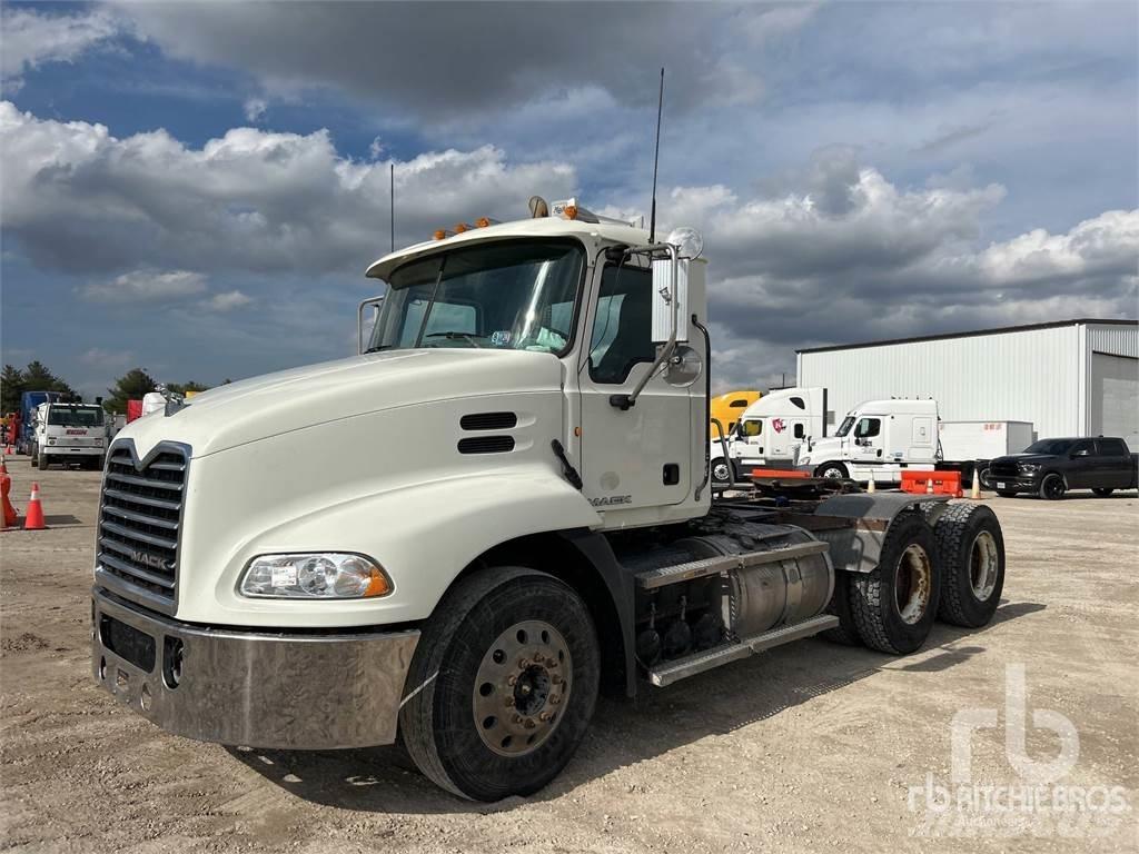 Mack CXU613 Trekkers