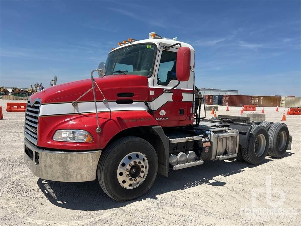 Mack CXU613 Trekkers
