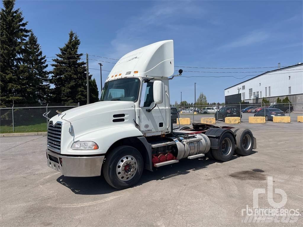 Mack CXU613 Trekkers