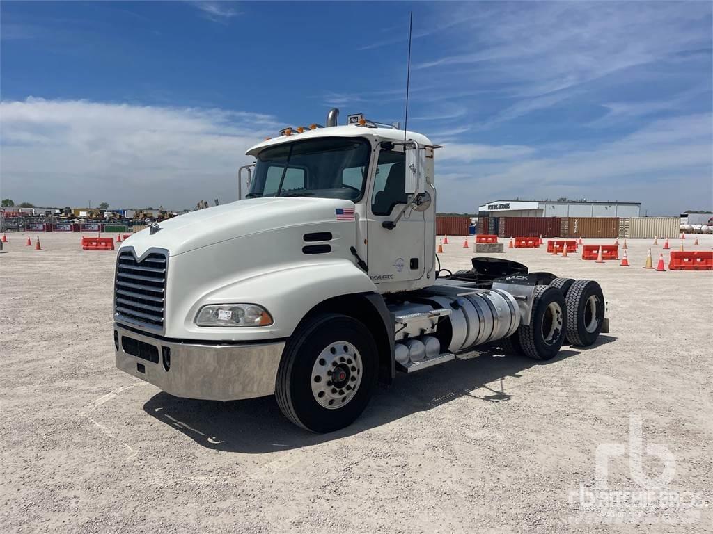 Mack CXU613 Trekkers