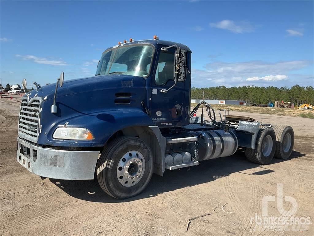 Mack CXU613 Trekkers