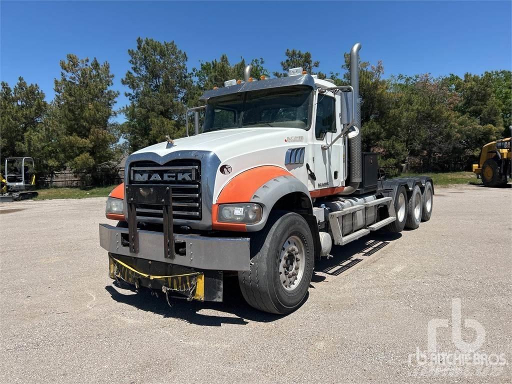 Mack GU713 Vrachtwagen met vlakke laadvloer en lier
