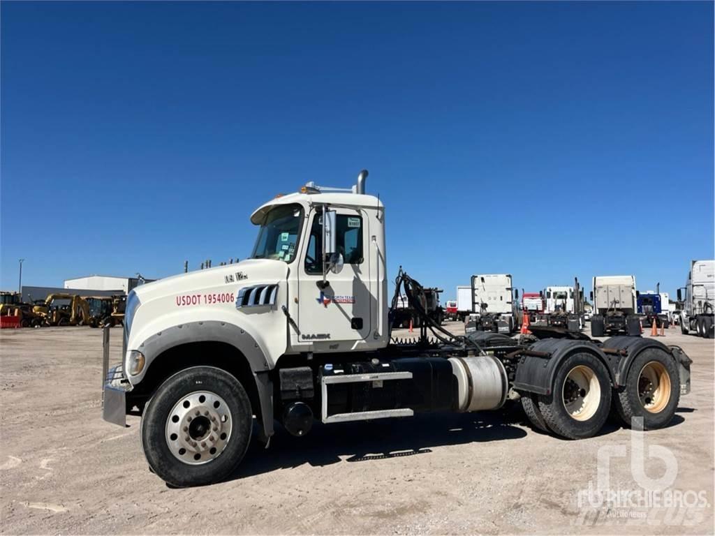 Mack GU713 Trekkers