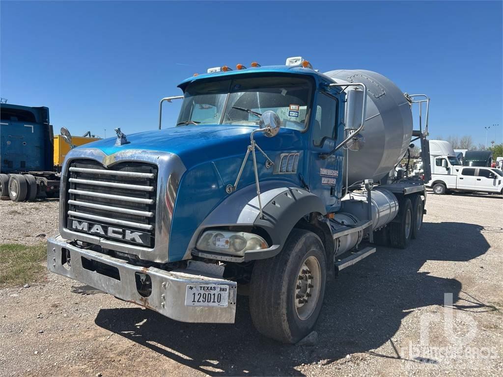 Mack GU813 Betonmixers en pompen