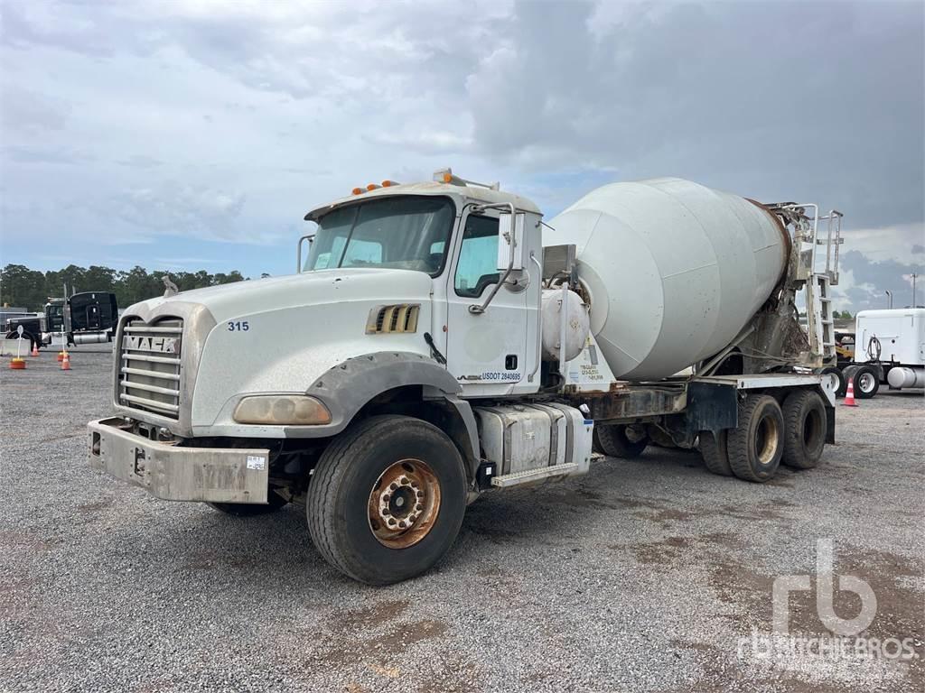 Mack GU813 Betonmixers en pompen