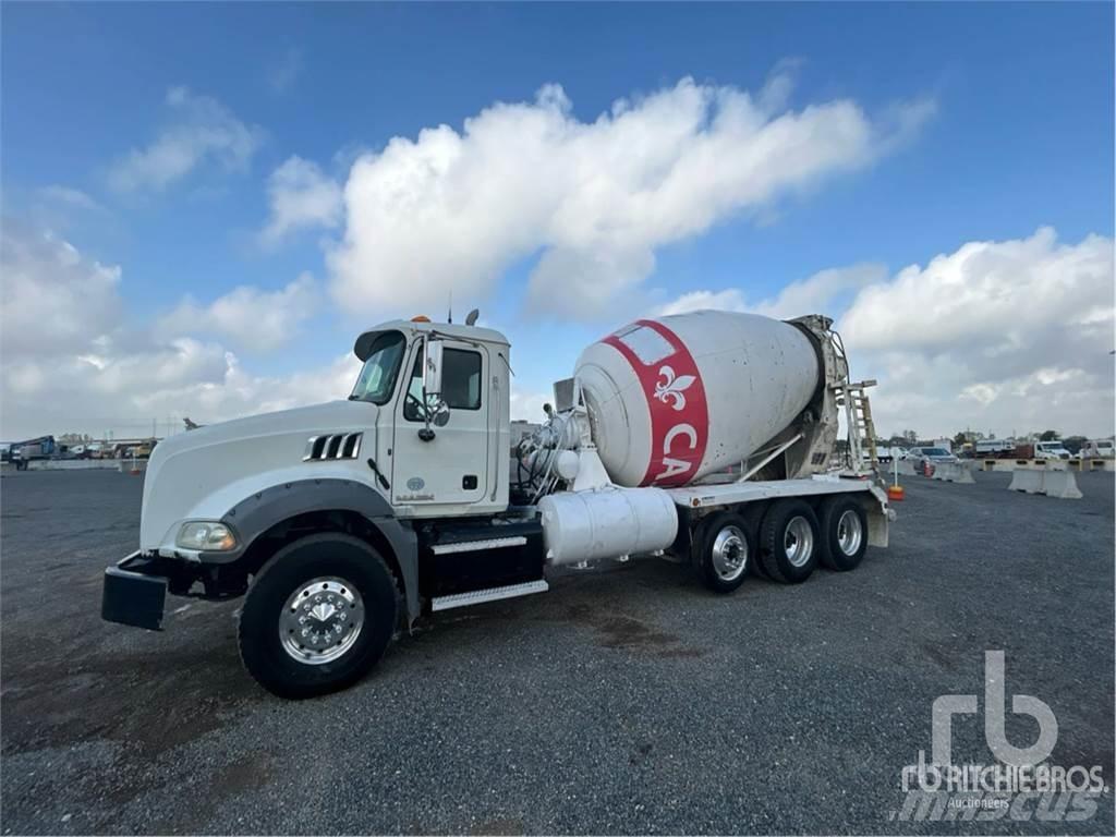 Mack GU813 Betonmixers en pompen