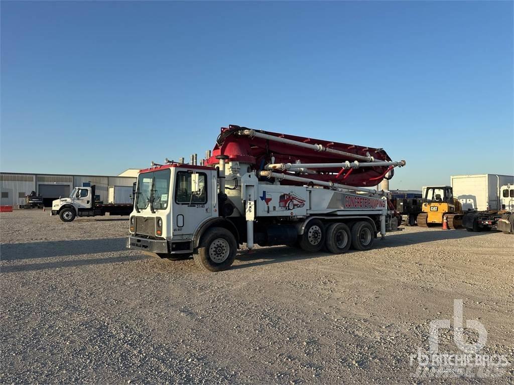 Mack MR Betonmixers en pompen