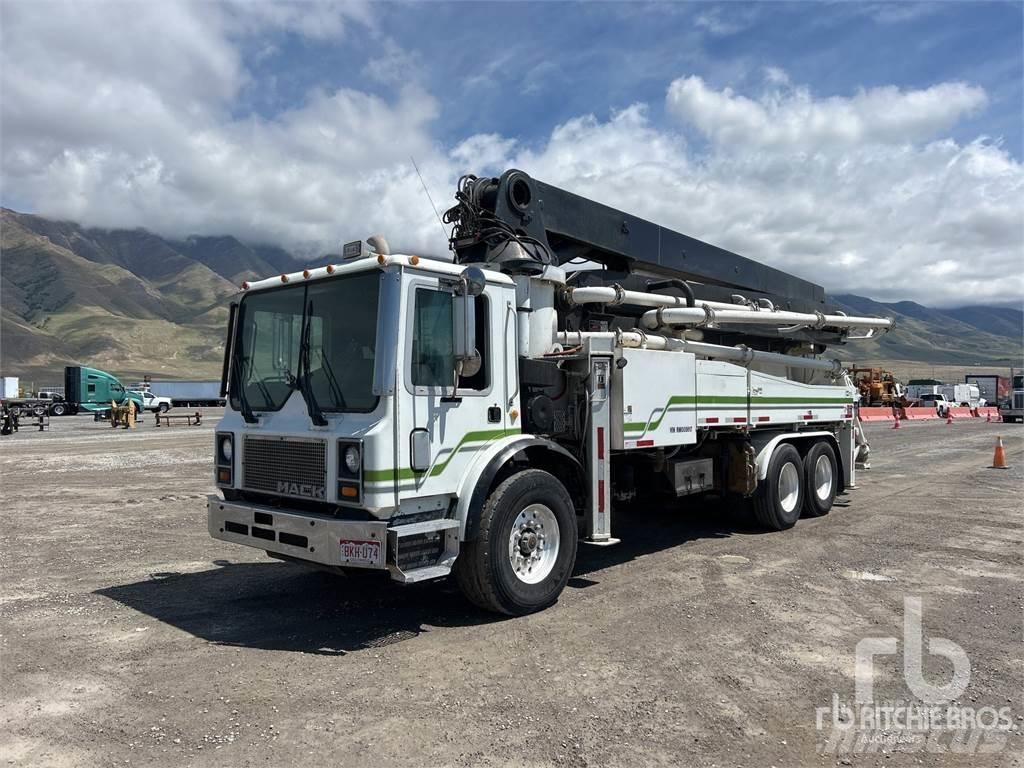 Mack MR688S Betonmixers en pompen