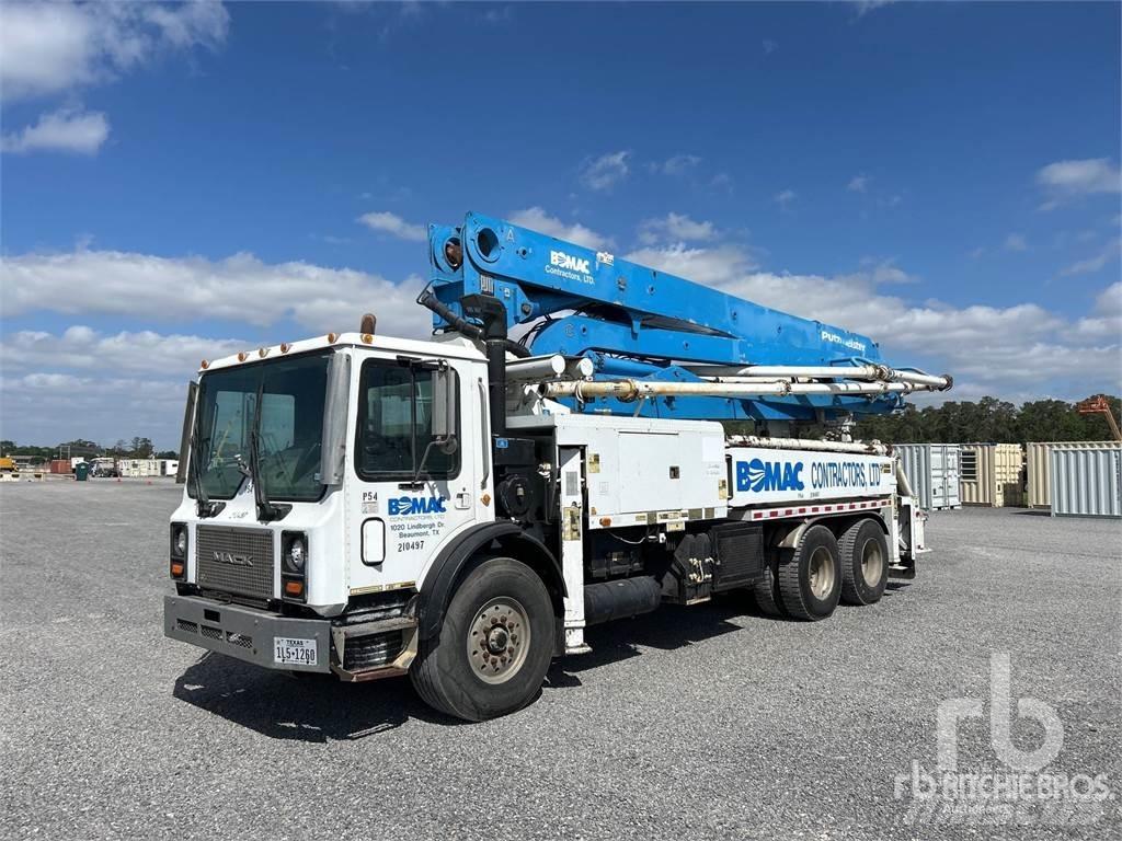 Mack MR688S Betonmixers en pompen