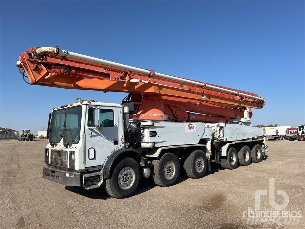 Mack MR688S Betonmixers en pompen