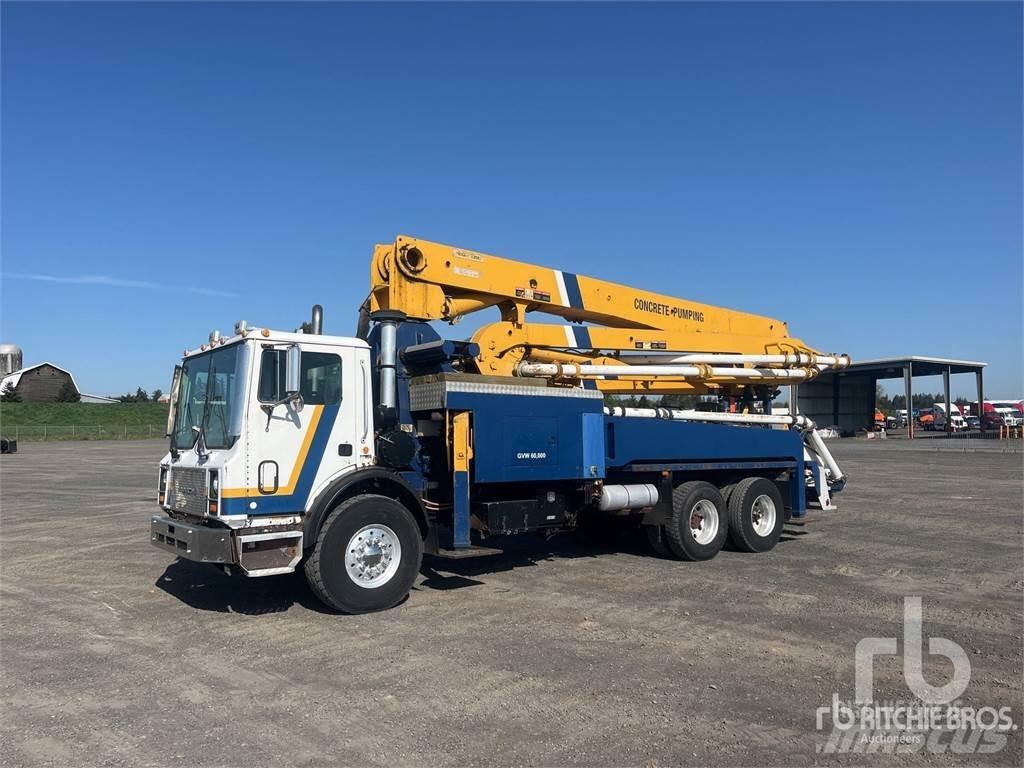 Mack MR688S Betonmixers en pompen