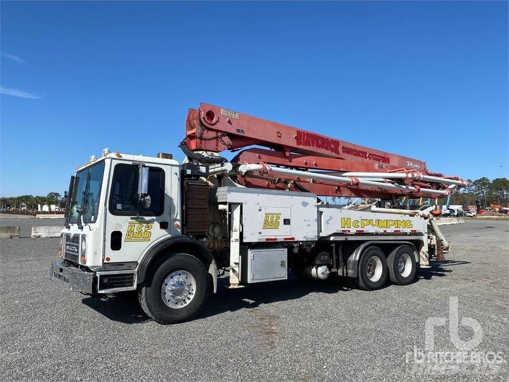 Mack MRU613 Betonmixers en pompen