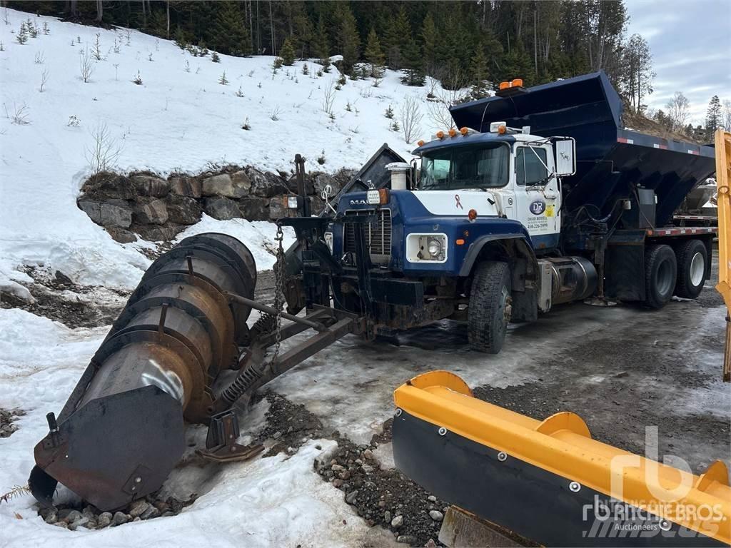 Mack RB688S Sneeuwschuivers en -ploegen