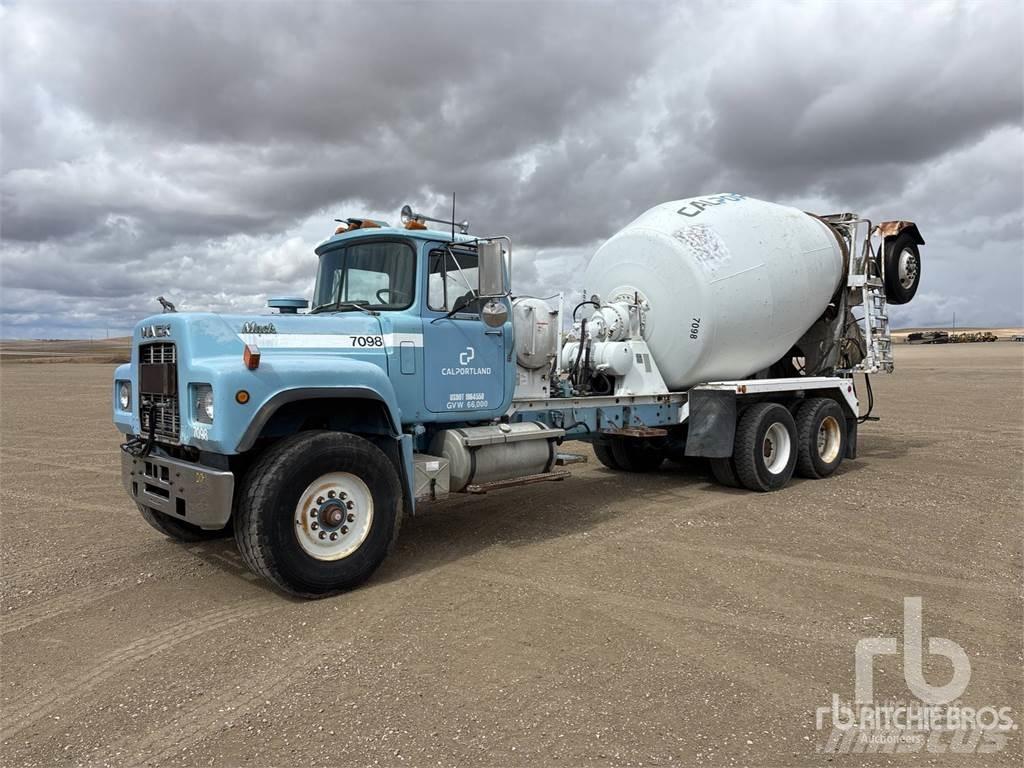 Mack RD690S Betonmixers en pompen