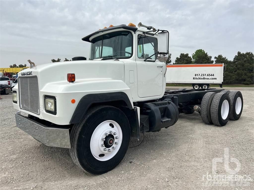Mack RD690S Chassis met cabine