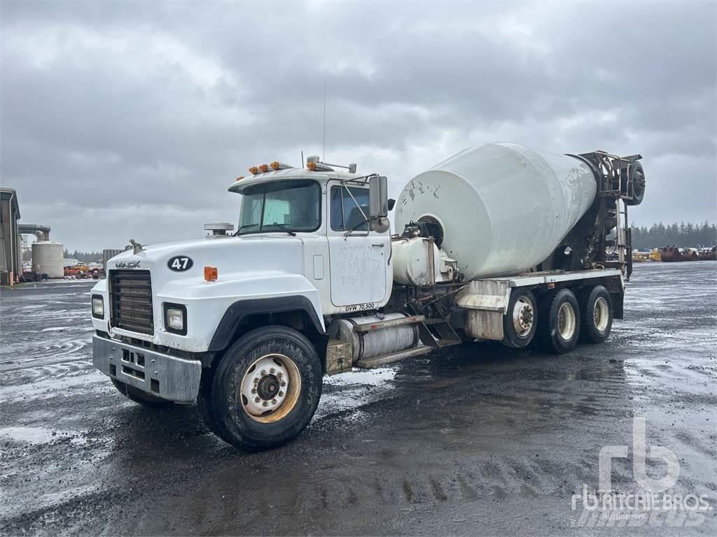 Mack RD690S Betonmixers en pompen