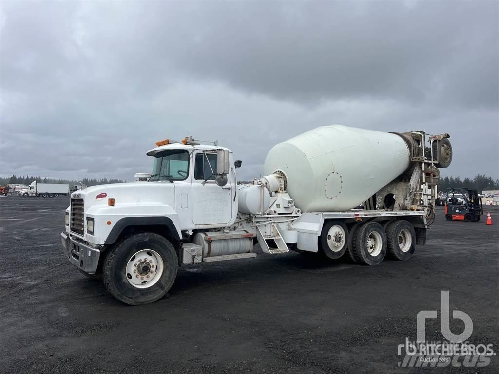 Mack RD690S Betonmixers en pompen