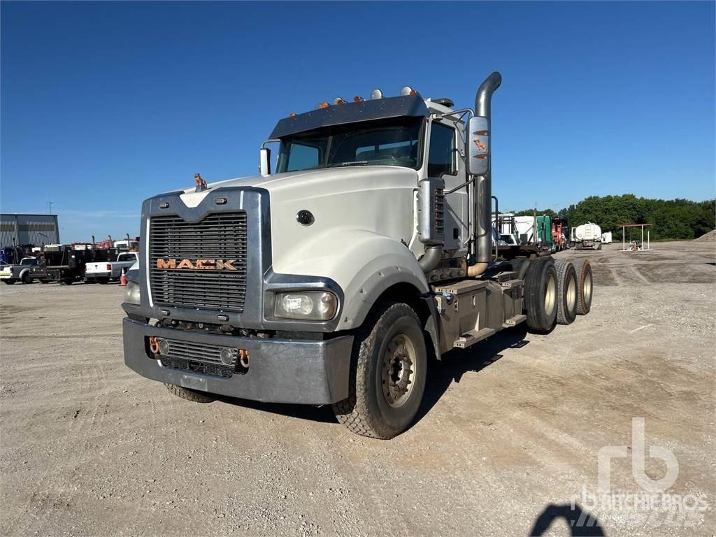Mack TD713 Trekkers