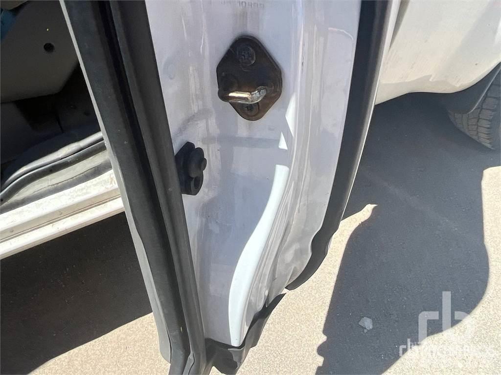Nissan FRONTIER Bestelwagens met open laadbak