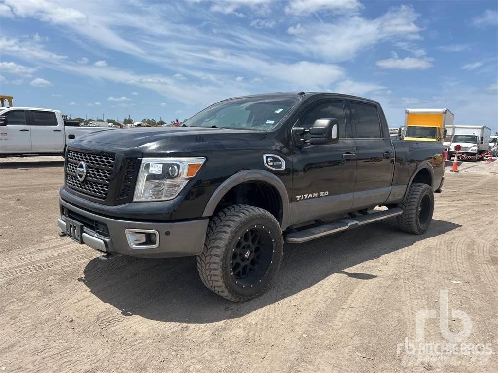 Nissan TITAN Bestelwagens met open laadbak