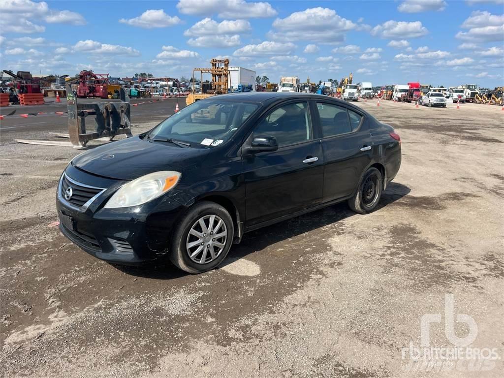 Nissan VERSA Auto's