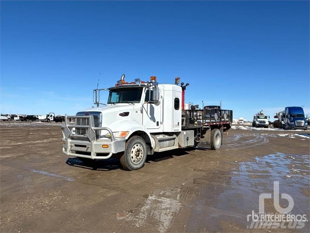 Peterbilt 335 Vlakke laadvloer met kraan