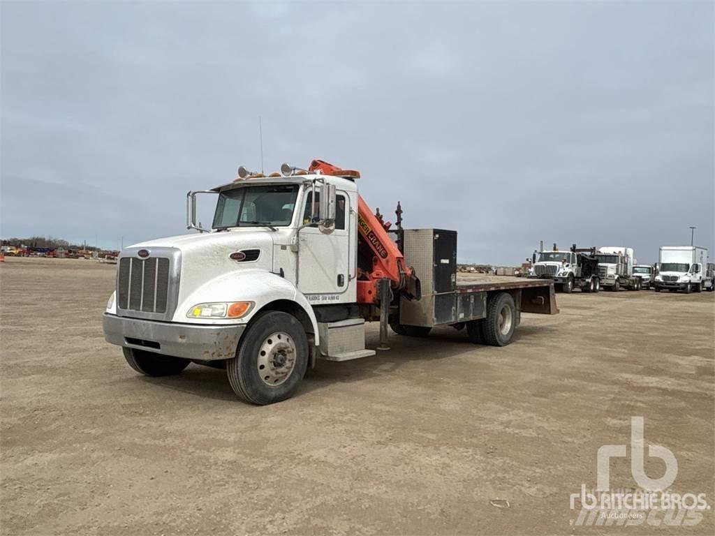 Peterbilt 335 Vlakke laadvloer met kraan